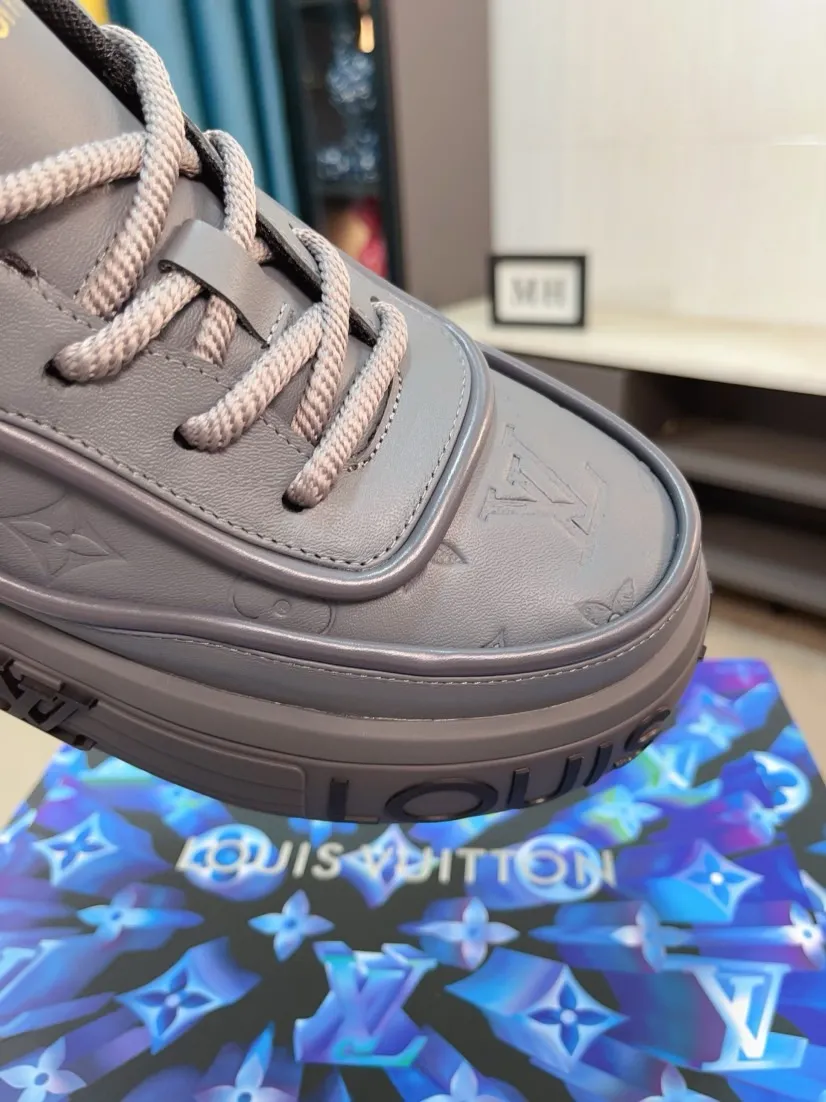 Men's men's shoes 💰560🌸🌸 LV style is novel and fashionable, the upper is made of imported cowhide + LV special materials! Super trendy design! It’s eye-catching! The leather is soft, delicate, shiny and translucent, showing the ultimate in pure handcraftsmanship, and the mesh is soft, comfortable and breathable! Size: 39-44 (38 45 customized)
